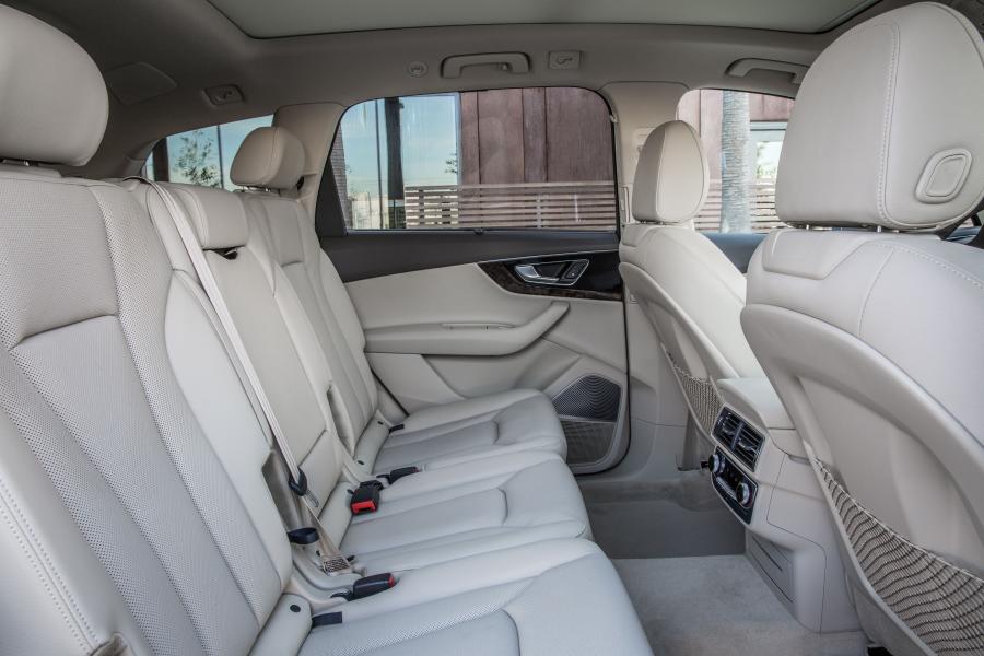 Интерьер Audi Q7 TFSI Quattro (4M) 2016 года  (NA) (фото 5 из 40)